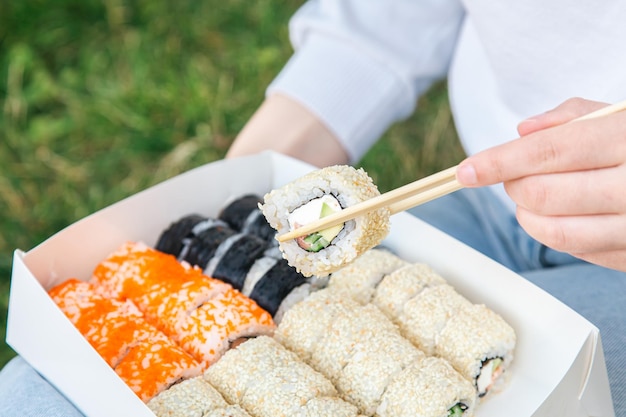 Close-up de sushi na caixa no conceito de entrega de sushi de piquenique