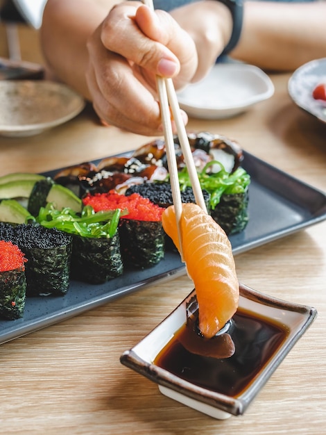 Foto close-up de sushi na mesa