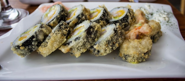 Close-up de sushi servido em prato