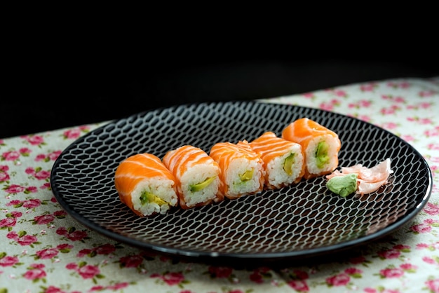Close-up de sushi servido em um prato