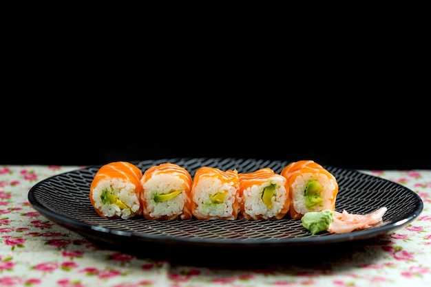 Close-up de sushi servido em um prato