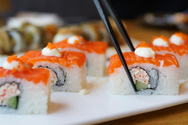 Close-up de sushi servido em um prato