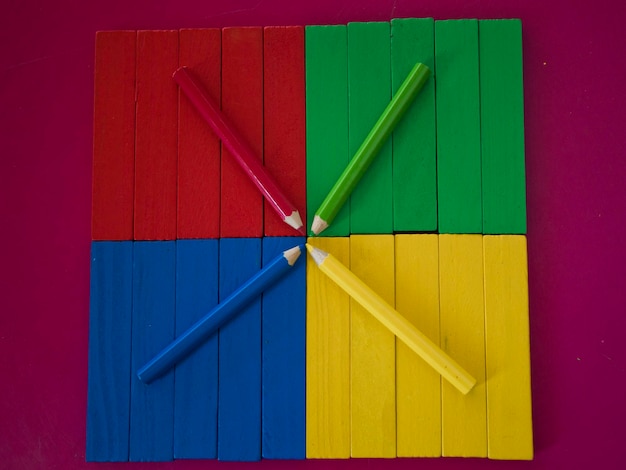Close-up de tábuas de madeira multicoloridas para crianças aprenderem
