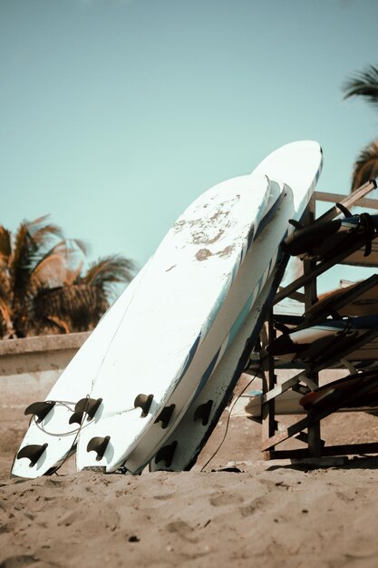 Close-up de tábuas de surf na praia contra o céu claro