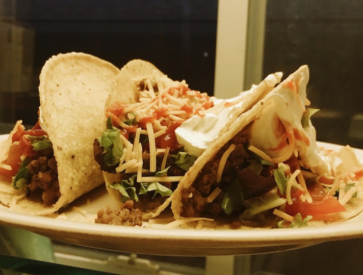 Foto close-up de taco servido em prato na mesa