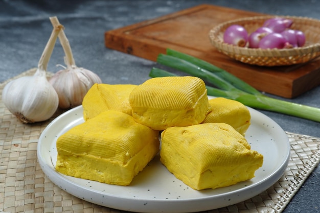Close-up de tahu kuning cru ou tofu amarelo na cesta de bambu