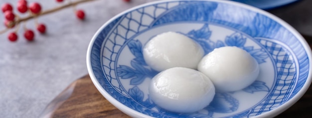 Close-up de tangyuan em uma tigela na mesa cinza para o solstício de inverno