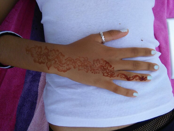 Foto close-up de tatuagem de henna na mão de uma mulher