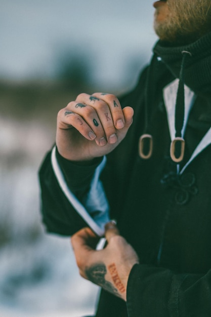 Close-up de tatuagens nas mãos
