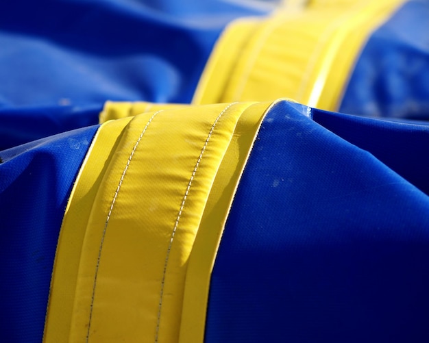 Close-up de tecido azul e amarelo