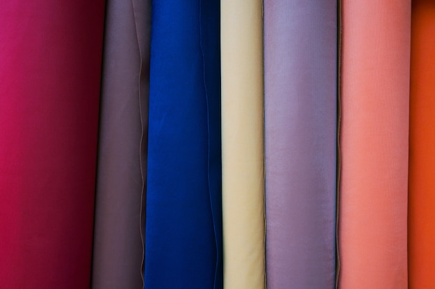 Close up de tecido - fundo de matéria têxtil, roupas multicoloridas