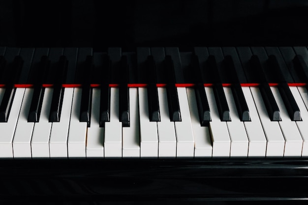 Close-up de teclas de piano contra fundo preto