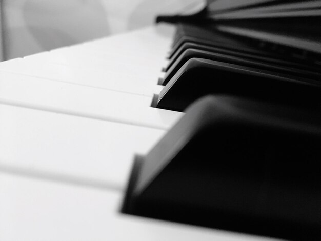 Foto close-up de teclas de piano