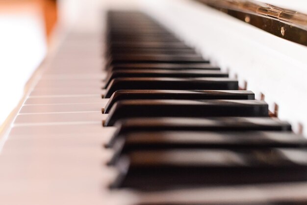 Foto close-up de teclas de piano