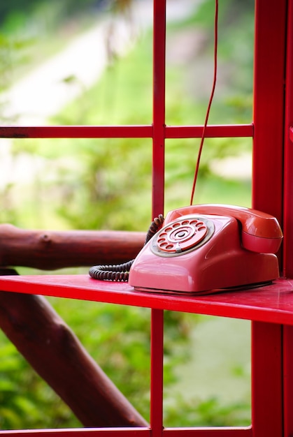 Foto close-up de telefone vermelho na mesa