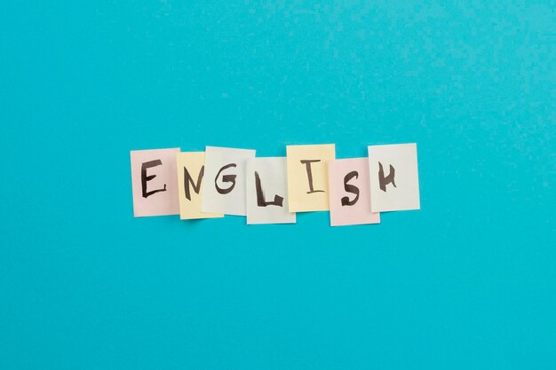 Close-up de texto em inglês em fundo azul