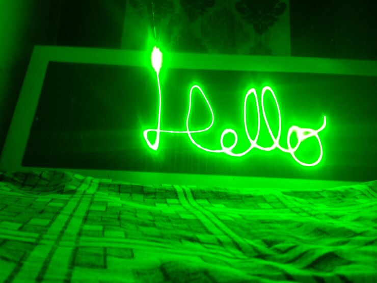 Foto close-up de texto iluminado em sala escura