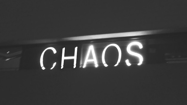 Close-up de texto iluminado na parede