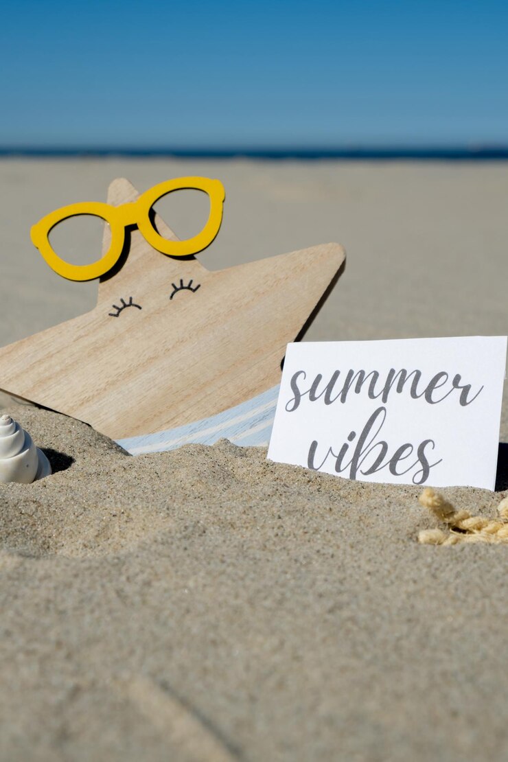 Foto close-up de texto na areia na praia