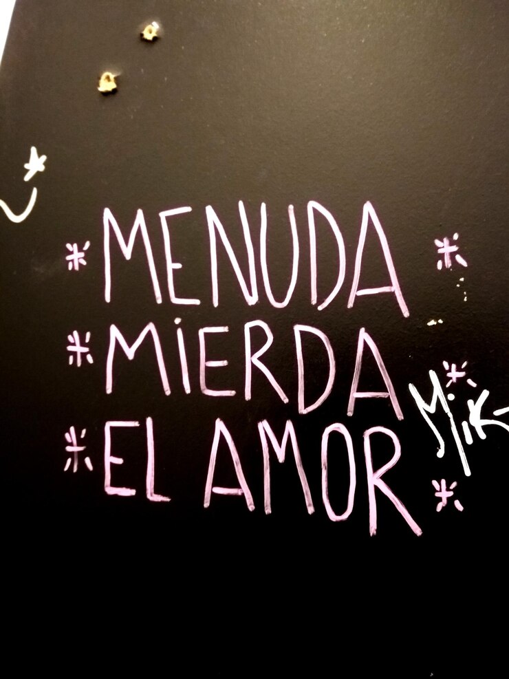 Foto close-up de texto na parede