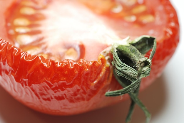 Close-up de tomate em fundo branco