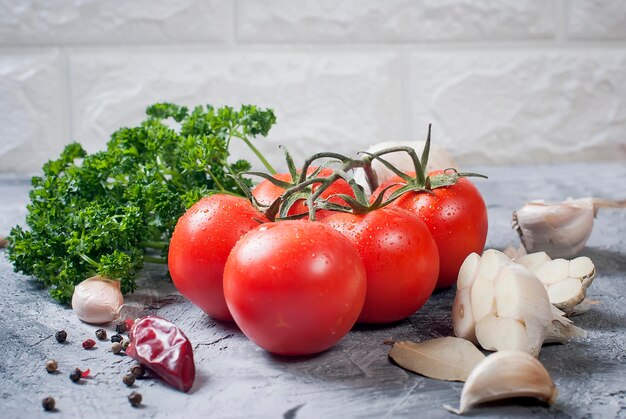 Foto close-up de tomates cereja e alho na mesa