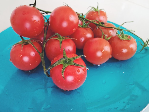 Close-up de tomates cereja molhados