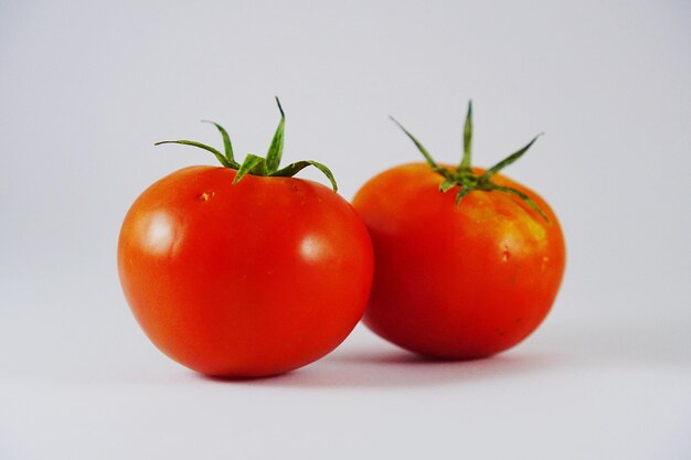 Foto close-up de tomates contra fundo branco