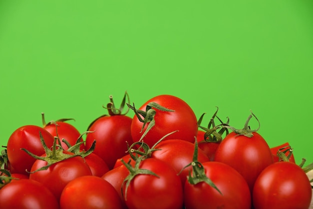 Foto close-up de tomates contra fundo verde