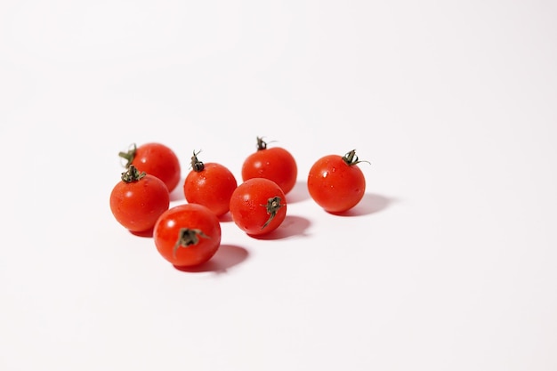 Close-up de tomates contra um fundo branco