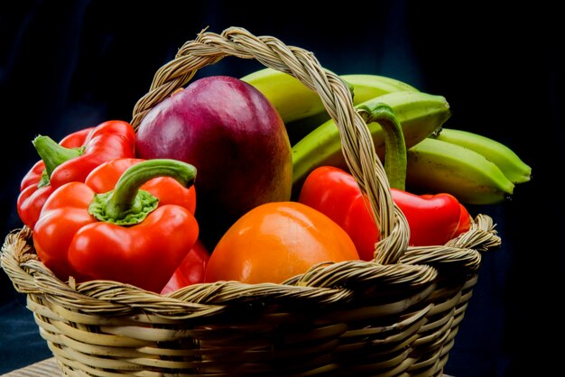 Foto close-up de tomates em uma cesta