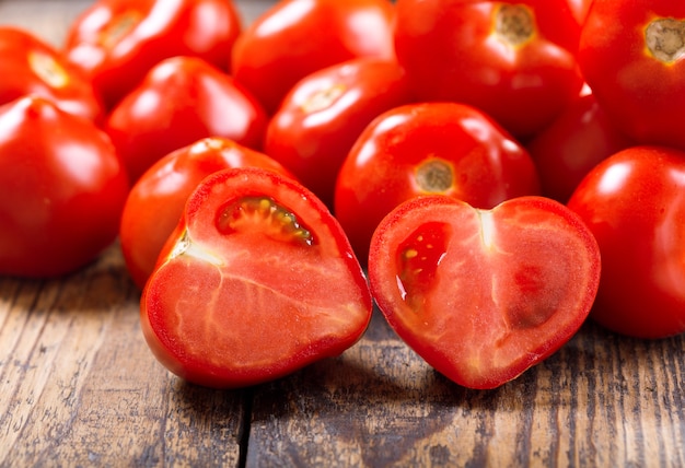 Close-up de tomates frescos em uma mesa de madeira