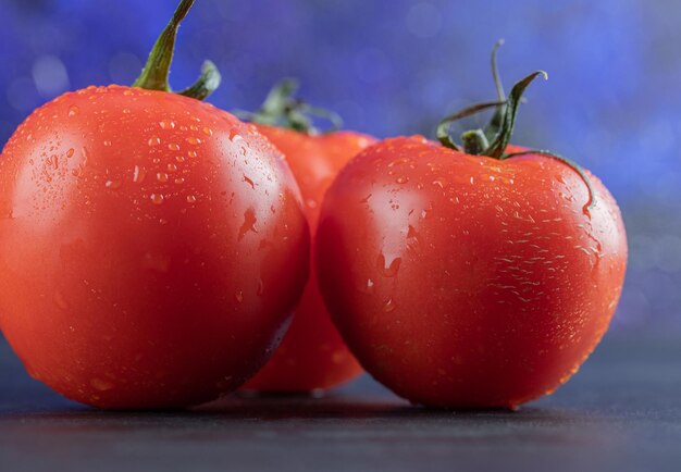 Foto close-up de tomates molhados na planta