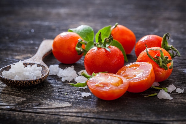 Foto close-up de tomates na mesa