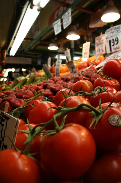 Foto close-up de tomates para venda na barraca do mercado