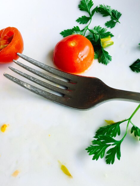 Close-up de tomates sobre fundo branco