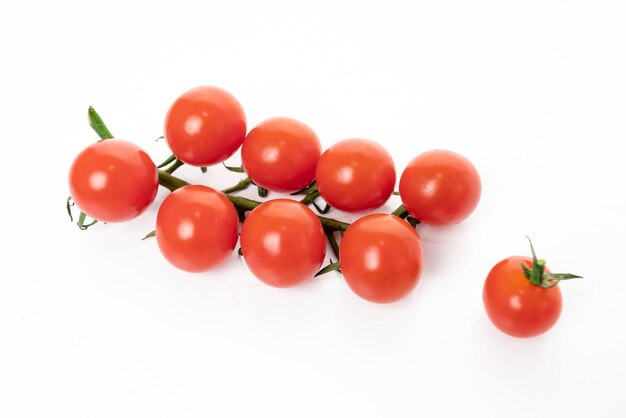 Close-up de tomates sobre fundo branco