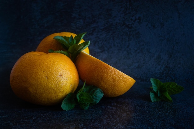 Close-up de toranja cortada em um fundo escuro