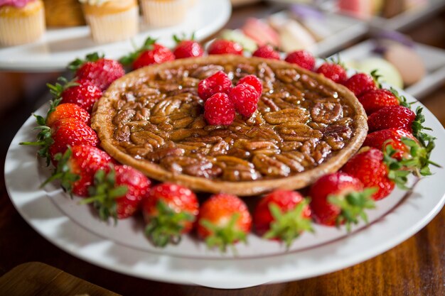 Close-up de torta de morango em balcão de exposição