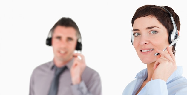Close up de trabalhadores de escritório usando fones de ouvido