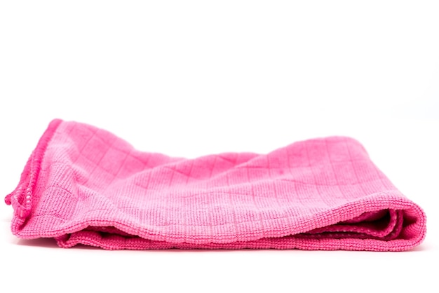 Foto close-up de trapo dobrado rosa em fundo branco