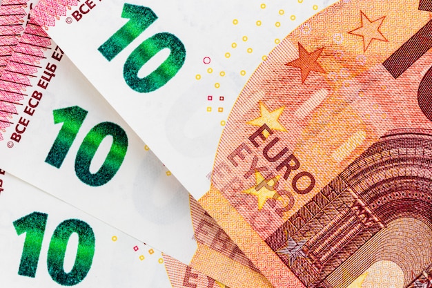 Close-up de três notas de 10 euros na frente