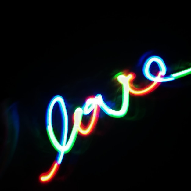 Close-up de trilhas de luz contra fundo preto