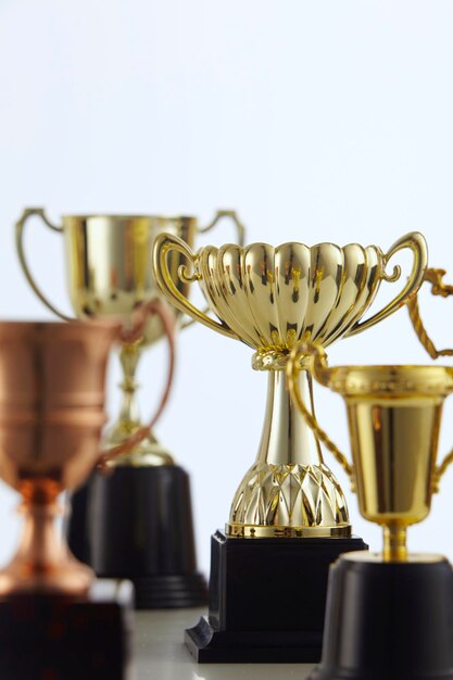 Foto close-up de troféus contra fundo branco