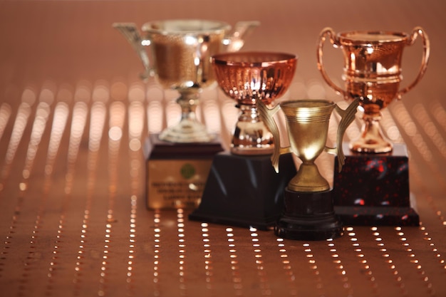 Close-up de troféus na mesa