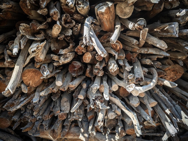 Close-up de troncos de madeira serrada natural empilhados