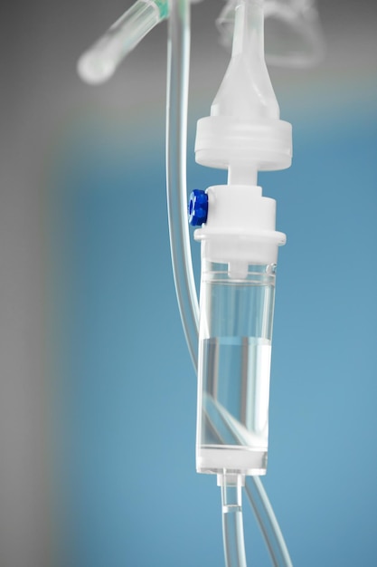 Foto close-up de tubo intravenoso action dropper com medicamento gotejando lentamente pelo tubo tubos intravenosos para paciente doente após cirurgia