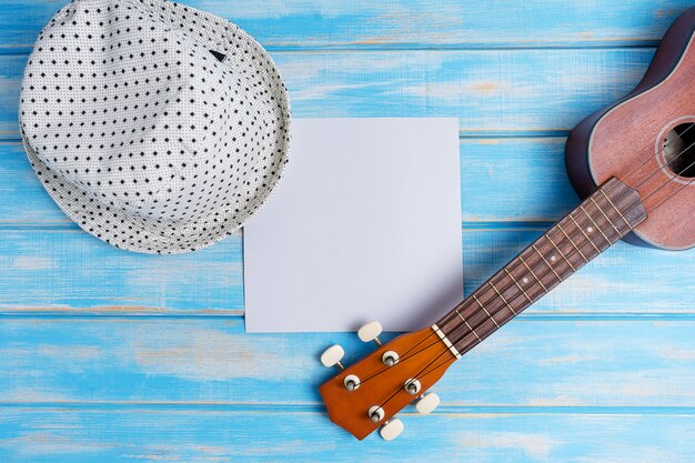 Close up de ukulele no fundo de madeira azul