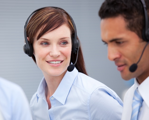 Close-up de um agente de atendimento ao cliente feminino e hercolleague