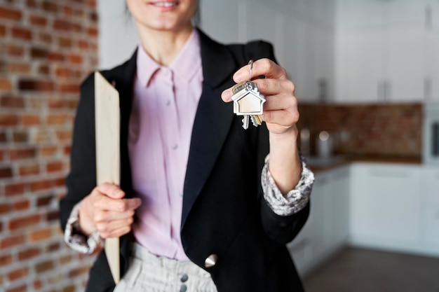 Close-up de um agente imobiliário com a chave da casa